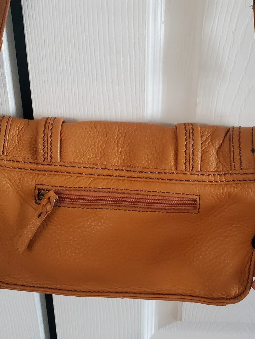 THE SAK HOBO PEBBLED LEATHER BAG. COGNAC COLOR. CROSSBODY